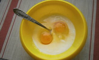 Hoe maak je achma van pitabroodje met kaas en kwark in de oven? Om de vulling te maken, breek de eieren met kefir en een beetje zout.