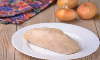 Cum se prepară salata Obzhorka după rețeta clasică? Umpleți fileul de pui cu apă și sare, fierbeți aproximativ 20 de minute din momentul fierberii și răciți.