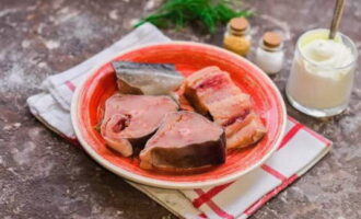 Hur lagar man saftig och mjuk rosa lax? Vi lägger på arbetsbordet alla nödvändiga ingredienser för att förbereda maträtten. Vi tvättar den rosa laxen och delar upp den i portioner.