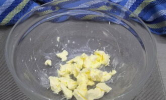 Hur lagar man en paj med keso i ugnen? Innan du börjar laga mat, ta bort smöret ur kylen. Den kommer att sitta i rumstemperatur och mjukna av sig själv. Skär sedan produkten i bitar och placera den i valfri djup behållare som är lämplig för knådning.