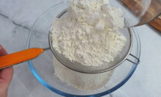Làm thế nào để chuẩn bị bánh choux cho bánh manti trong nước sôi? Chúng tôi nhận được những sản phẩm chúng tôi cần (được nêu trong danh sách). Rây ba ly bột mì vào một hộp lớn.