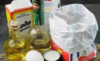 Hur gör man fluffiga pannkakor med mjölk utan jäst? Förbered ingredienserna. Vi tar ut mjölken och ägget dagen innan tillagning så att ingredienserna hinner nå rumstemperatur.