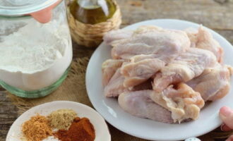 วิธีทำปีกไก่เคเอฟซีที่บ้าน? เมื่อเตรียมผลิตภัณฑ์แล้ว เราก็เริ่มกระบวนการที่น่าตื่นเต้น ล้างและทำให้ปีกแห้ง ขิงดองสามารถแทนที่ด้วยขิงแห้งหรือรากสดสับ อนุญาตให้แลกเปลี่ยนเครื่องเทศที่ระบุไว้กับผู้อื่นได้ในขณะที่ยังคงรักษารสชาติเผ็ดไว้ ของคาวนี้มีไว้สำหรับผู้ใหญ่เท่านั้น