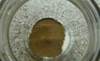 วิธีทำชิกโครี kvass ที่บ้าน? จากส่วนผสมตามจำนวนที่กำหนดคุณจะได้รับเครื่องดื่มรัสเซียเข้มข้น 3 ลิตร คุณสามารถเตรียม kvass ได้ในขวดเดียวหรือในขวดเล็กหลายใบก็ได้ เตรียมภาชนะ: ล้างและทำให้แห้ง เทน้ำตาล กรดซิตริก และชิโครีลงในขวด
