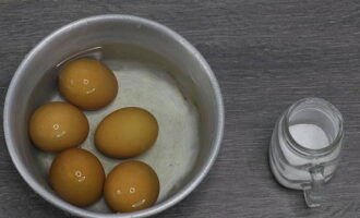 วิธีการเตรียมไส้พายให้อร่อย? เทน้ำลงในไข่ไก่ในกระทะ นำไปต้มแล้วปรุงประมาณ 10 นาที