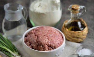 Cách nấu món bánh ngọt ngon ngọt với thịt băm trên chảo rán tại nhà? Chúng tôi chuẩn bị các sản phẩm được liệt kê ở trên và đặt chúng trên máy tính để bàn.
