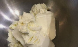 Paano gumawa ng klasikong cream cheese para sa isang cake sa bahay? Pumili ng maginhawa at maluwang na lalagyan para sa paghahalo ng cream. Isawsaw ang malamig na cream cheese dito.