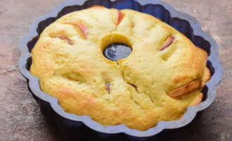 Plaats het bereide appeldessert in een oven die gedurende 50 minuten op 180° is voorverwarmd. 