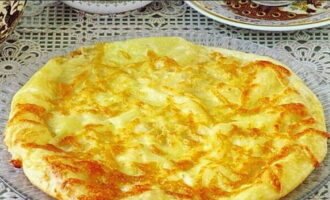 Chuyển bán thành phẩm vào khay nướng và nướng trong 15-20 phút ở 200 độ. Khachapuri Megrelian cổ điển ở nhà đã sẵn sàng! Chúc ngon miệng! 