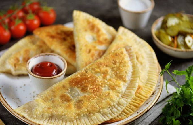 Chebureks với thịt băm trong chảo rán