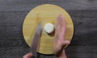 Använd sedan en kniv för att forma cheesecakes till små bollar.