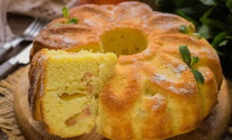 Een eenvoudige donzige kefir-charlotte met appels in de oven is klaar. Geniet van deze geurige delicatesse!