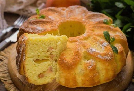 Weelderige Charlotte op kefir met appels in de oven