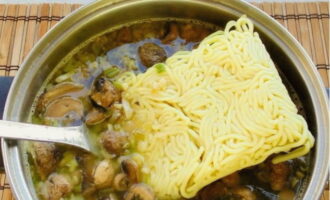 Dompel de noedels in de bouillon en laat nog een paar minuten koken, af en toe roeren.
