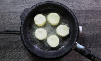 Hetta upp vegetabilisk olja i en stekpanna och överför de formade cheesecakes till den.