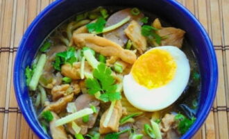 Giet de ramen in geportioneerde kommen en garneer met halve eieren, groene uien, mirin en wat je hartje begeert. Kook en heb plezier! 