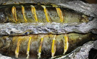 Breng de gebakken roze zalm uit folie over op een bord en serveer. Eet smakelijk!