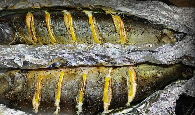 Roze zalm in folie in de oven