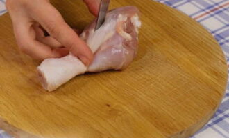 Trên mỗi ống chân của con chim, chúng ta thực hiện 3-4 vết cắt cho đến tận xương.