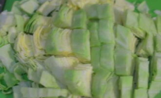 Pelar i rentar les verdures. Talleu la ceba a quarts i poseu-la en una paella escalfada amb oli vegetal. Talleu les pastanagues a daus i afegiu-les a la ceba. Talleu el tomàquet a daus i afegiu-lo a les verdures. Cuini a foc lent durant 5 minuts. Tallem les remolatxes com vulgueu. Poseu-ho en una paella. Coure tapat durant 15 minuts. Tritureu la col.