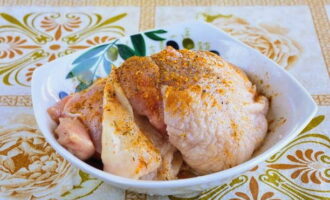 ในชามหรือบนเขียงโดยตรง ให้โรยต้นขาไก่ด้วยเกลือและเครื่องเทศแห้ง ผสมเนื้อให้เข้ากันด้วยมือแล้วถูส่วนผสมเผ็ดทุกด้าน อย่าลังเลที่จะเพิ่มเครื่องปรุงรสของคุณเองลงในรายการ