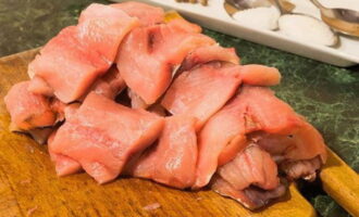 Chúng tôi cắt phi lê đã làm sạch và rửa sạch thành những lát có phần bằng nhau.