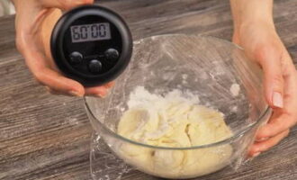 Giet voor het deeg kefir in een kom. Voeg er een ei, zout en frisdrank aan toe. Roer alles goed door en voeg geleidelijk de gezeefde bloem toe. Blijf roeren tot het glad is. Bedek het deeg vervolgens met folie en laat het 1 uur staan.