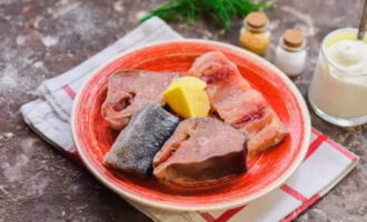 Därefter ska bitarna av röd fisk ströas med salt, peppar och lätt strö med citronsaft.
