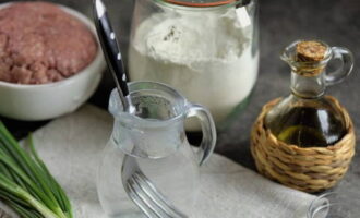 Hòa tan một muỗng cà phê muối trong nước sôi.