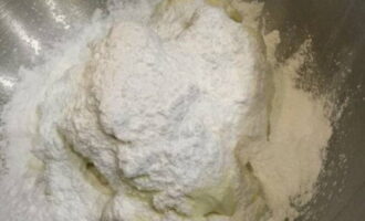 Salain ang may pulbos na asukal sa malambot na keso sa tinukoy na dami. Magdagdag ng vanillin para sa lasa.