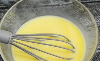 Blanda ingredienserna noggrant med en visp. Du behöver inte vispa länge, bara kombinera ingredienserna.