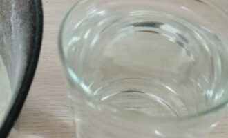 Đổ nửa cốc nước sôi vào hỗn hợp bột. 