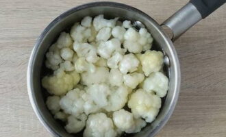 Đổ nước vào chảo và đặt hộp đựng trên lửa. Khi chất lỏng sôi, thêm một chút muối vào đó. Nửa thìa cà phê cho mỗi lít nước là đủ. Cho chùm hoa vào nước sôi và nấu trong 3-4 phút.