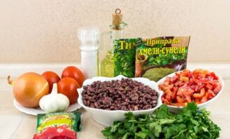 Hoe maak je klassieke lobio in Georgische stijl van rode bonen? We krijgen de benodigde producten volgens de bovenstaande ingrediëntenlijst.
