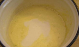Giet koude koemelk over alle ingrediënten in een pan. Roeren. Om dit snel te doen en eventuele klontjes los te maken, gebruik je een mixer.