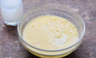 Giet kefir in de eimassa en meng alles opnieuw grondig. Op dit punt kunt u de mixer verwijderen en een handgarde gebruiken - naar eigen goeddunken.