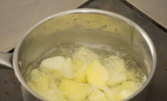 Schil de aardappelen en kook ze in gezouten water.
