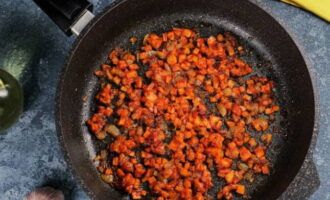 Meng het vlees met tomatenpuree en verwarm nog een paar minuten.