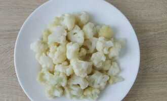Sau khi nấu xong, dùng thìa có rãnh vớt bắp cải ra và để nguội trên đĩa.