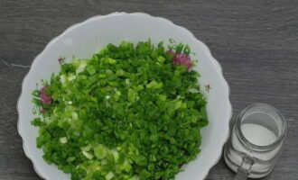 ล้างและทำให้หัวหอมสีเขียวแห้ง สับผักอย่างประณีตด้วยมีดแล้วใส่ไข่