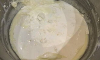 Dinadagdagan namin ang pinaghalong may malamig na mabigat na cream. Ipagpatuloy ang paghahalo hanggang sa makuha ang isang homogenous mixture.