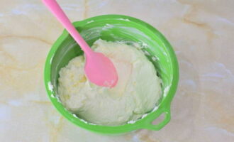 Egy spatula segítségével kaparjuk le a tejszínt az oldaláról, és keverjük meg, hogy eltávolítsuk a habverés során keletkező levegőt.