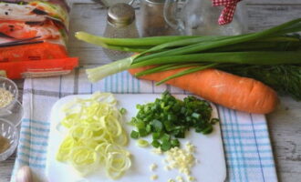 Snijd prei, groene uien en teentjes knoflook.