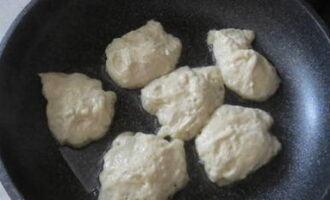 Làm nóng chảo rán với dầu hướng dương và thêm một thìa bột.