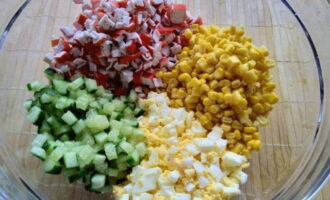 Giet de gehakte ingrediënten in een diepe bak en voeg ook maïs toe.