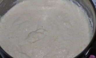 เรายังเท kefir ที่นี่และเติมโซดา มันจะดับลงในผลิตภัณฑ์นมหมัก - คุณจะเห็นปฏิกิริยา คนทุกอย่างให้เข้ากันแล้วทิ้งไว้ 12-15 นาทีเพื่อให้เซโมลินาบวม