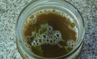เช้าวันรุ่งขึ้นคุณจะเห็นฟองจำนวนมากบนพื้นผิวของ kvass ซึ่งหมายความว่ากระบวนการดำเนินไปอย่างถูกต้อง