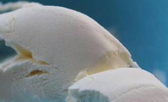 Susunod, ang cream ay maaaring masahin para sa higit na kinis.