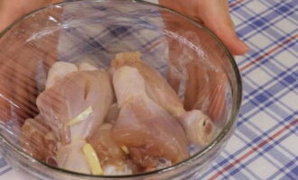 Chúng tôi bọc phôi bằng màng bám và để toàn bộ phần bên trong ướp trong 50-60 phút. Bạn có thể để nó ở nhiệt độ phòng thay vì để ở nơi lạnh.