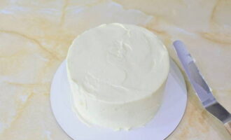 Az elkészült krém lehűthető vagy azonnal felhasználható, cukrászeszközökkel elegyengetve.